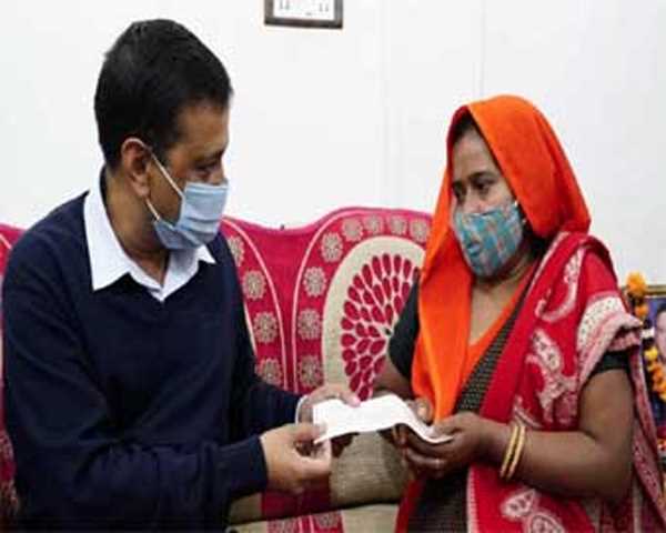 दिल्ली : कोरोना योद्धा के परिवार को सौपी गई 1 करोड़ रुपए की सम्मान राशि